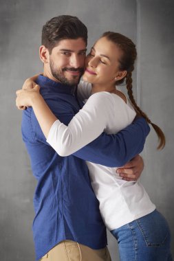 Mutlu genç çift poz 