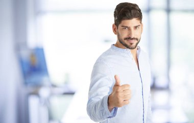 verdiğin adam yukarı başparmak.