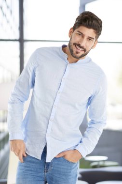 rahat genç işadamı duran 