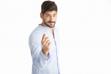 Genç adam seni işaret ediyor. 