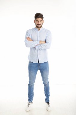 Genç adam ayakta duruyor. 