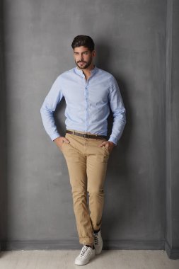  rahat kıyafetler giyen adam 