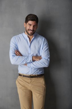 Adam kameraya bakıyor. 