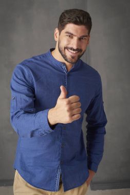 Adam baş parmağını gösteriyor.