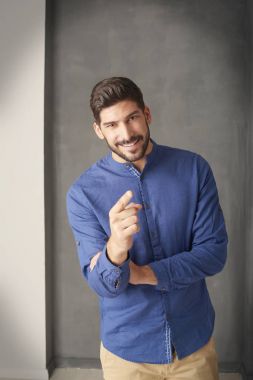 işaret eden yakışıklı genç 