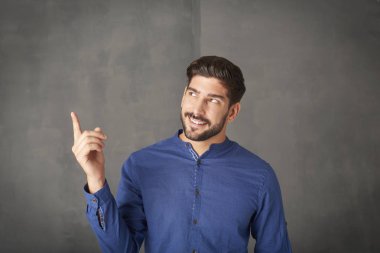 Genç adam işaret ediyor.