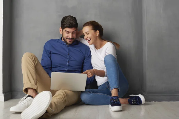 Unga par som använder bärbar dator — Stockfoto