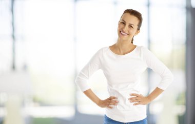 Genç Kadın Kameraya Bakıyor