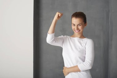 genç kadın kol kaldırdı