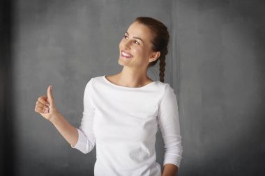 genç kadının parmak pes