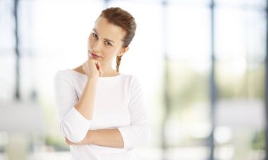 duran düşünceli genç kadın