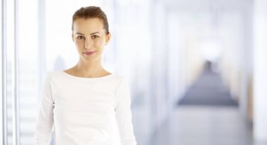 Güzel bir genç kadının portresi.