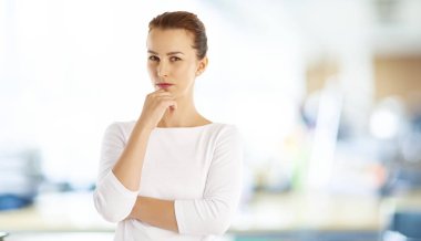 elle çene üzerinde duran kadın