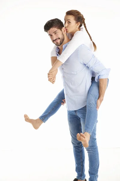 Man geven piggyback vriendin — Stockfoto