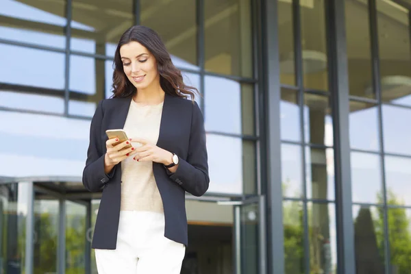 Messagerie femme d'affaires avec mobile — Photo