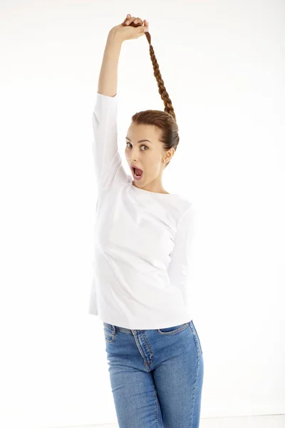 Jonge vrouw spelen met haar — Stockfoto