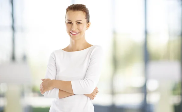 Woman standing with arm crossed — Stock Photo, Image