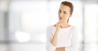 elle çene üzerinde duran kadın