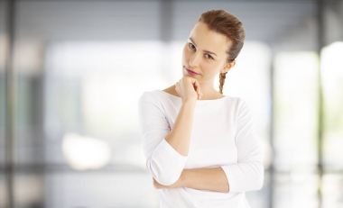 elle çene üzerinde duran kadın