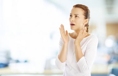 Kadın çok şaşırmış görünüyor.