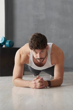 spor salonunda genç adam tahta (tahtalar)