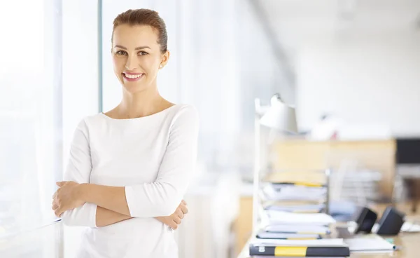 Businesswoman standing with arms crossed — Stock Photo, Image