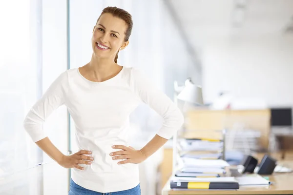 Geschäftsfrau steht mit den Händen auf der Taille — Stockfoto