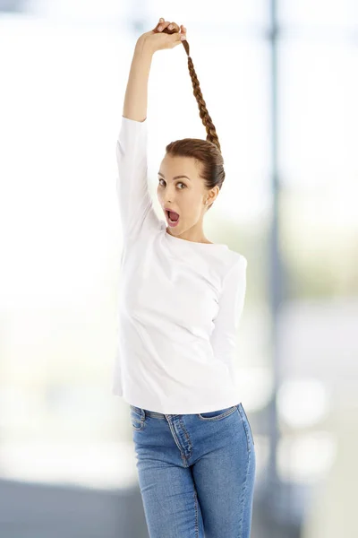 Verrast vrouw speelt met haar — Stockfoto