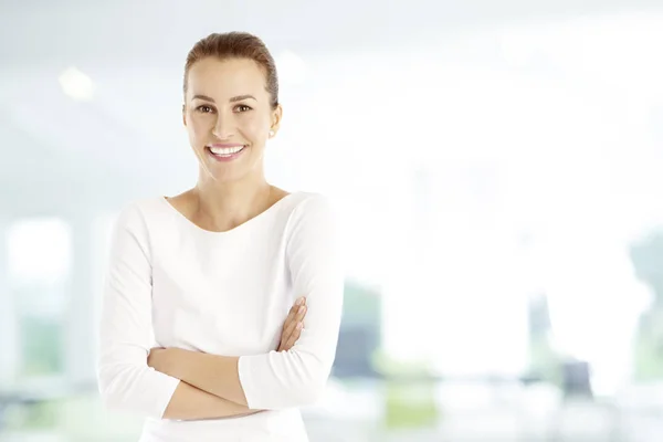 Woman standing with arms crossed — Stock Photo, Image