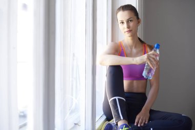 pencere içinde jimnastik salonu, oturan kadın 