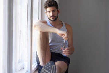 genç adam pencere üzerinde rahatlatıcı 