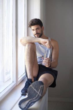 genç adam pencere üzerinde rahatlatıcı 