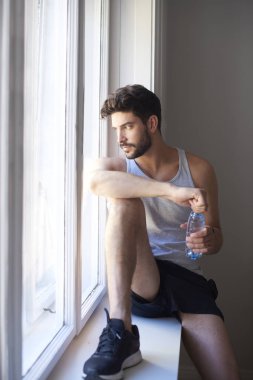 genç adam pencere üzerinde rahatlatıcı