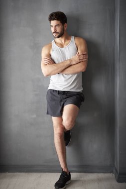 Kolları bağlı bir adam 