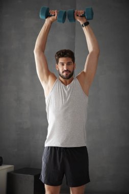 Yakışıklı adam spor salonunda halter kaldırma
