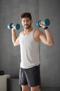 Spor salonunda ağırlık çalışan adam