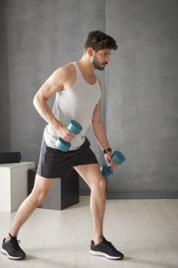 Yakışıklı adam spor salonunda halter kaldırma