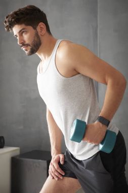 adam kaldırma halter salonunda