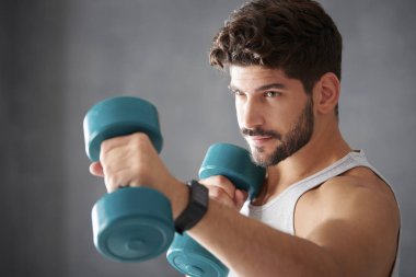 ağırlıklar ile çalışma dışarı adam 