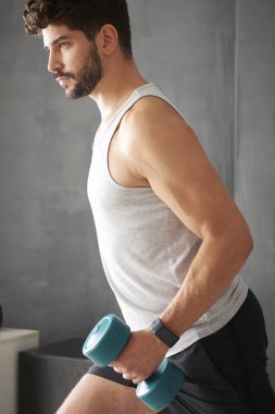 Spor salonunda ağırlık çalışan adam