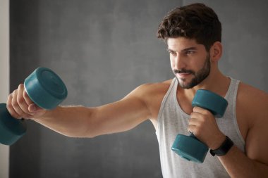 ağırlıklar ile çalışma dışarı adam 