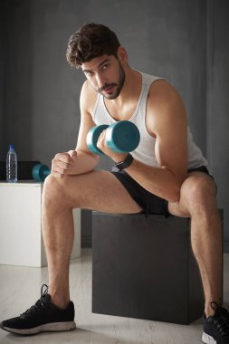 Salonda oturan genç adam 