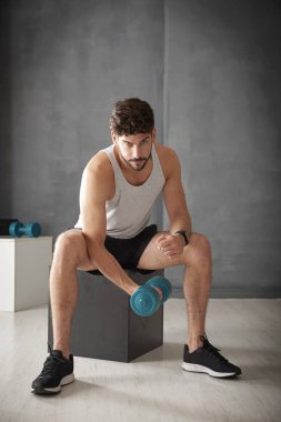 adam kaldırma halter salonunda