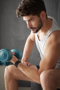 adam kaldırma halter salonunda