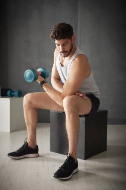 adam kaldırma halter salonunda