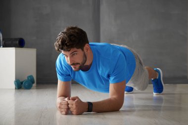 genç adam spor salonunda tahta (tahtalar)