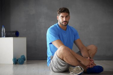 salonda oturan erkek kişisel antrenör 