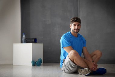 salonda oturan erkek kişisel antrenör 