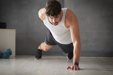 bir elle itme yapan erkek