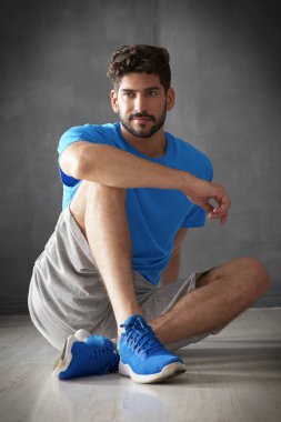 spor salonunda rahat genç adam